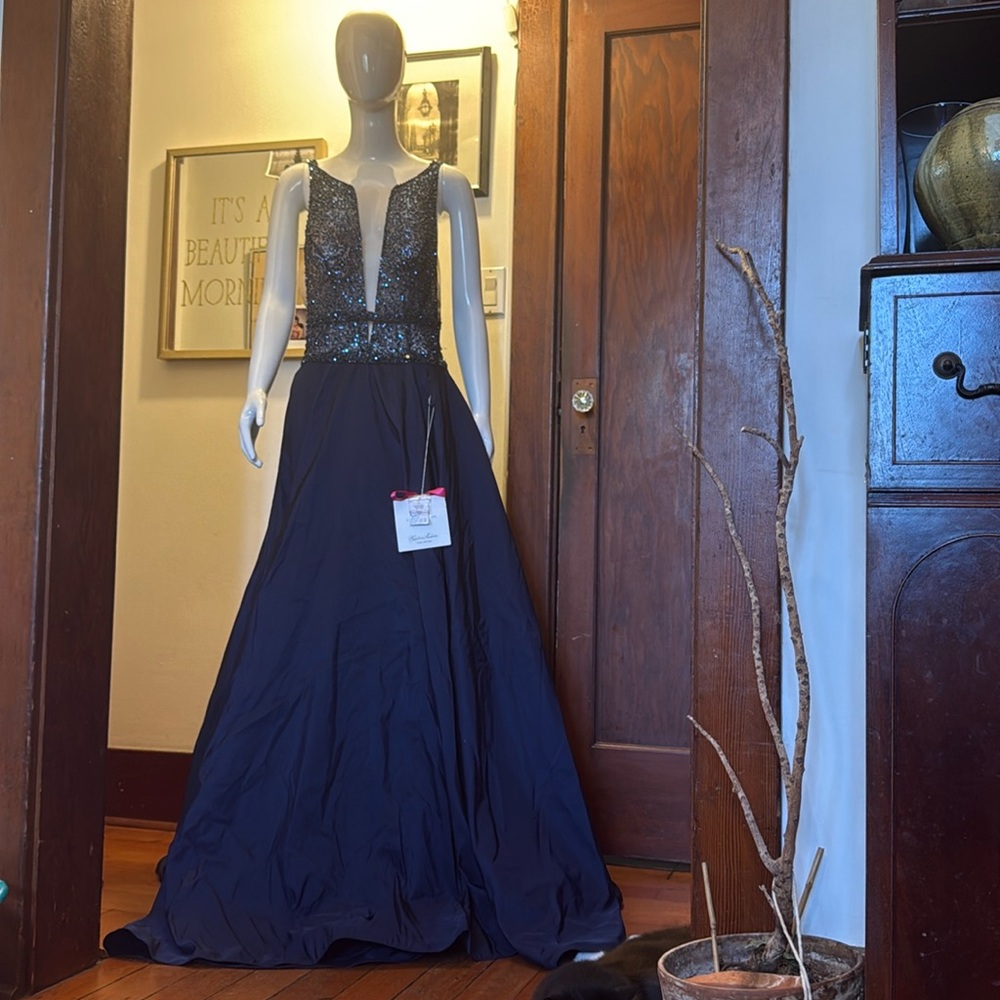 Mori lee custom dress, size 12.NWT.Beautiful Top beadwork zip up back